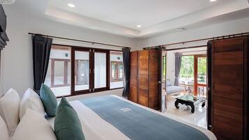 Un dormitorio con cama, cortinas y vistas al exterior.
