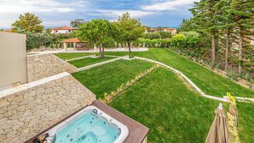 One Bedroom Supreme Villa up to 4 with outdoor Hot Tub | Outdoor spa tub