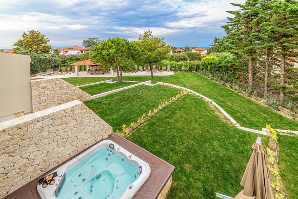 Outdoor spa tub - Pelagus Villas (Polychrono)