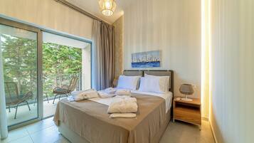 One Bedroom Supreme Villa up to 4 with outdoor Hot Tub | In-room safe, free cribs/infant beds, free WiFi, bed sheets