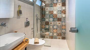 Family Loft Villa up to 6 with outdoor Hot Tub | Bathroom