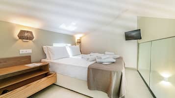 Family Loft Villa up to 6 with outdoor Hot Tub | In-room safe, free cribs/infant beds, free WiFi, bed sheets