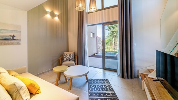 Family Loft Villa up to 6 with outdoor Hot Tub | 起居區