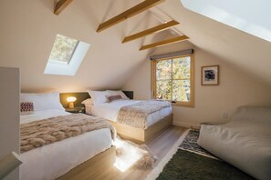 2 bedrooms, desk, travel cot, free WiFi - Aurora Hygge - Lakefront Luxury Home with Sauna, Hot Tub, Lake Views (Big Bear Lake)