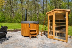 Outdoor spa tub