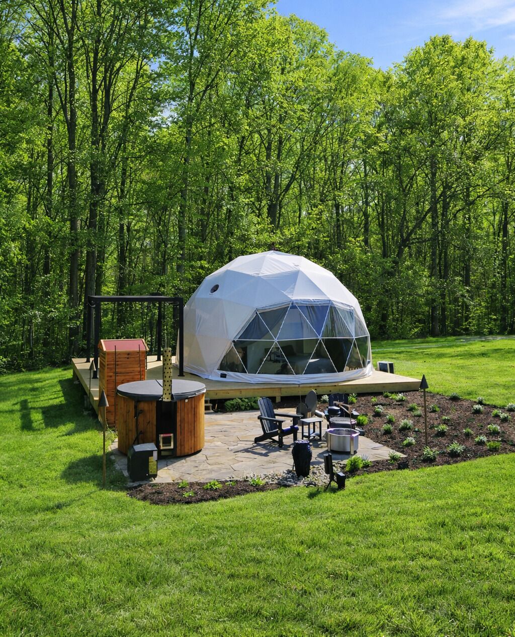 Una struttura a cupola geodetica con patio, posti a sedere all'aperto e un molo di legno.