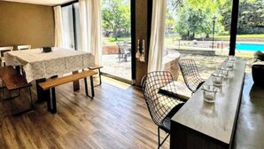 Un comedor moderno con una mesa de madera, sillas y un banco.