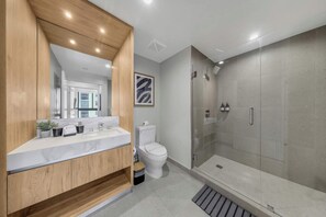 Shower, hair dryer, shampoo - Downtown 1BR | FIFA Fan Fest | World Cup (Miami)