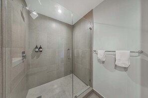 Een douche, een haardroger, shampoo