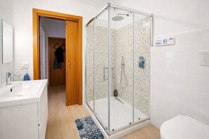 Hair dryer, bidet, towels, soap - Casa Il Leccio - Relax and Nature in Tuscany (Toscana)