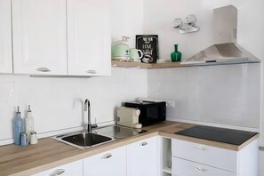 Fridge, microwave, stovetop, dishwasher - Casa Il Leccio - Relax and Nature in Tuscany (Toscana)