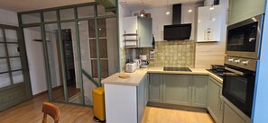Microwave, oven, stovetop - Second floor apartment with sea view (Châtelaillon-Plage)