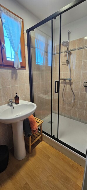 Shower, hair dryer, towels, soap - Second floor apartment with sea view (Châtelaillon-Plage)