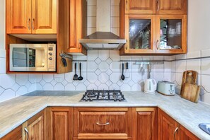 Fridge, microwave, oven, stovetop - The Treehouse | Big Balcony | 3Bd, 2 Bth with Spa (Parap)
