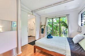 3 bedrooms, iron/ironing board, travel cot, free WiFi - The Treehouse | Big Balcony | 3Bd, 2 Bth with Spa (Parap)