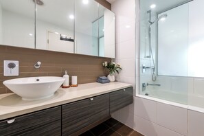 Hair dryer, towels - Waterfront Lagoon Suite: 1 Bed Apt (Darwin)