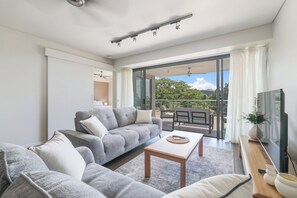 Smart TV - Waterfront Lagoon Suite: 1 Bed Apt (Darwin)