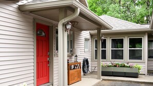 House, 2 Bedrooms | Exterior - Saratoga Cottage 2br Near Track & Lake 2 Bedroom Home (Saratoga Springs)
