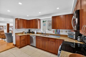 Private kitchen - Saratoga Cottage 2br Near Track & Lake 2 Bedroom Home (Saratoga Springs)