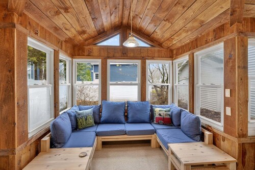 Saratoga Cottage 2br Near Track & Lake 2 Bedroom Home