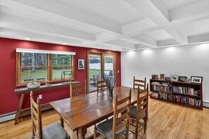 Dining - Saratoga Cottage 2br Near Track & Lake 2 Bedroom Home (Saratoga Springs)