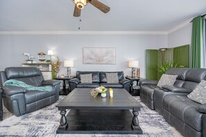 Condo, 3 Bedrooms | Ruang tamu