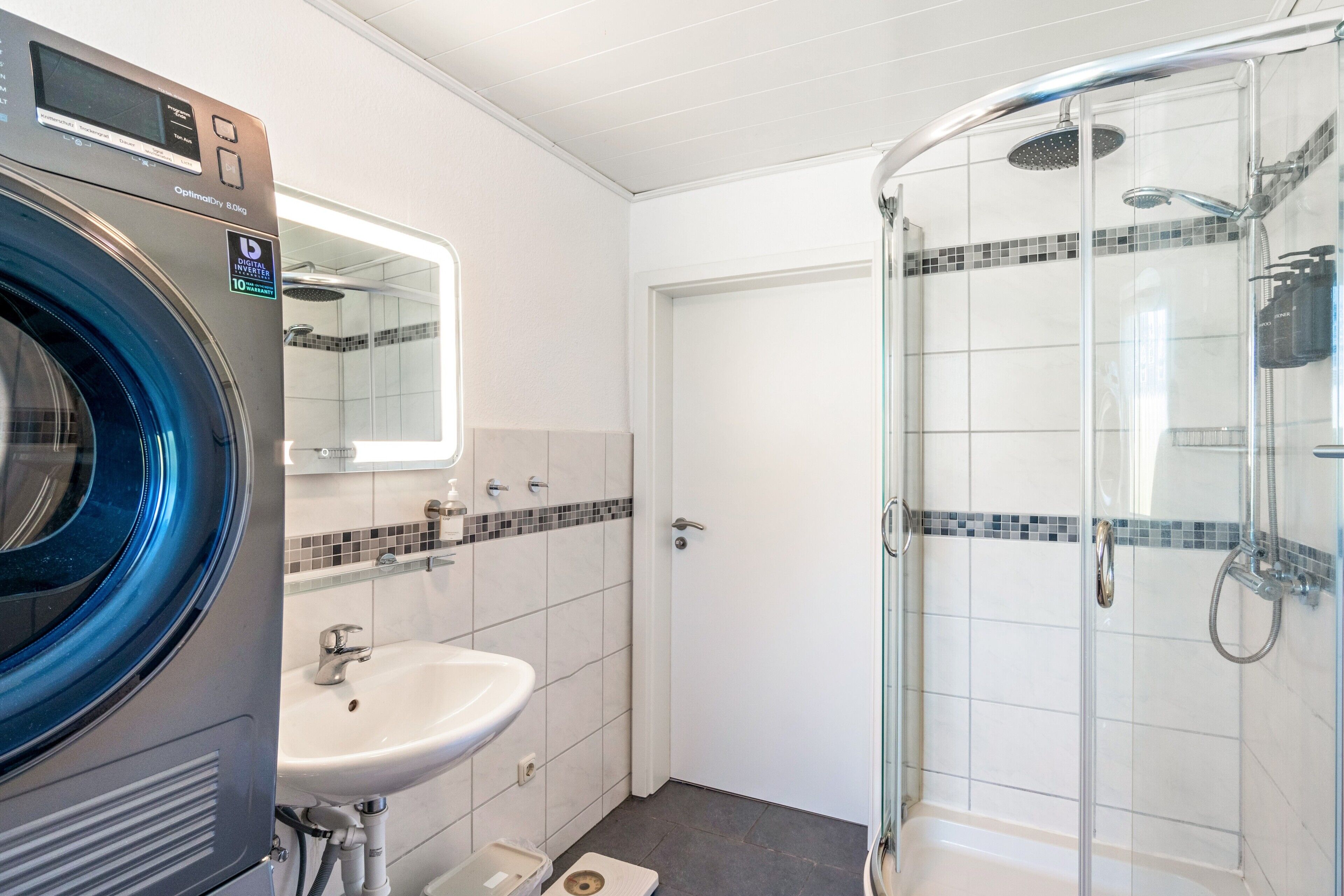 Dusche, Haartrockner, Handtücher