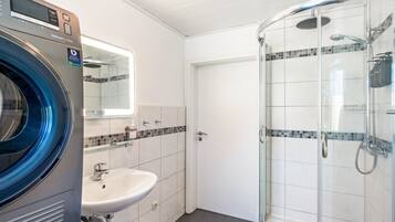 Dusche, Haartrockner, Handtücher