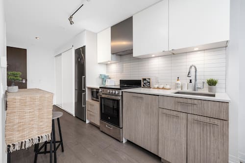 Suite Junior, balcon, vue ville | Cuisine privée | Grand réfrigérateur, micro-ondes, four, plaque de cuisson