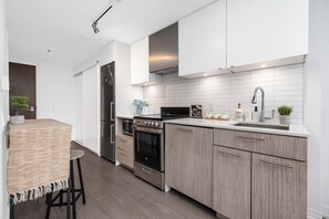 Junior Suite, Balcony, City View | Private kitchen