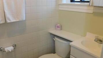 Junior Suite, Balcony, City View | Bathroom