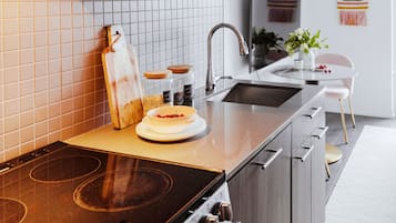 Business Suite, Balcony, City View | Private kitchen