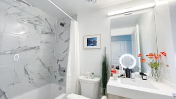 Executive Suite, Non Smoking, Lake View | Bathroom
