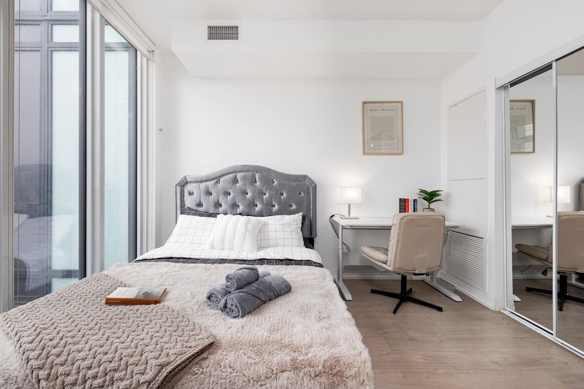 Juniorsvit - balkong - utsikt mot staden