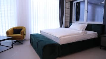 Chambre Triple Confort | Bureau, Wi-Fi gratuit, draps fournis
