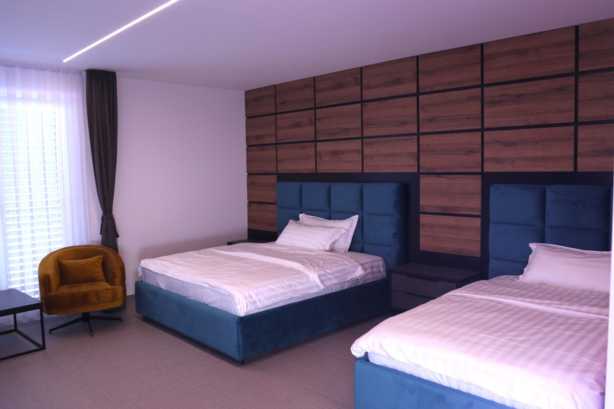 Chambre triple supérieure | Bureau, accès au Wi-Fi (inclus), literie fournie