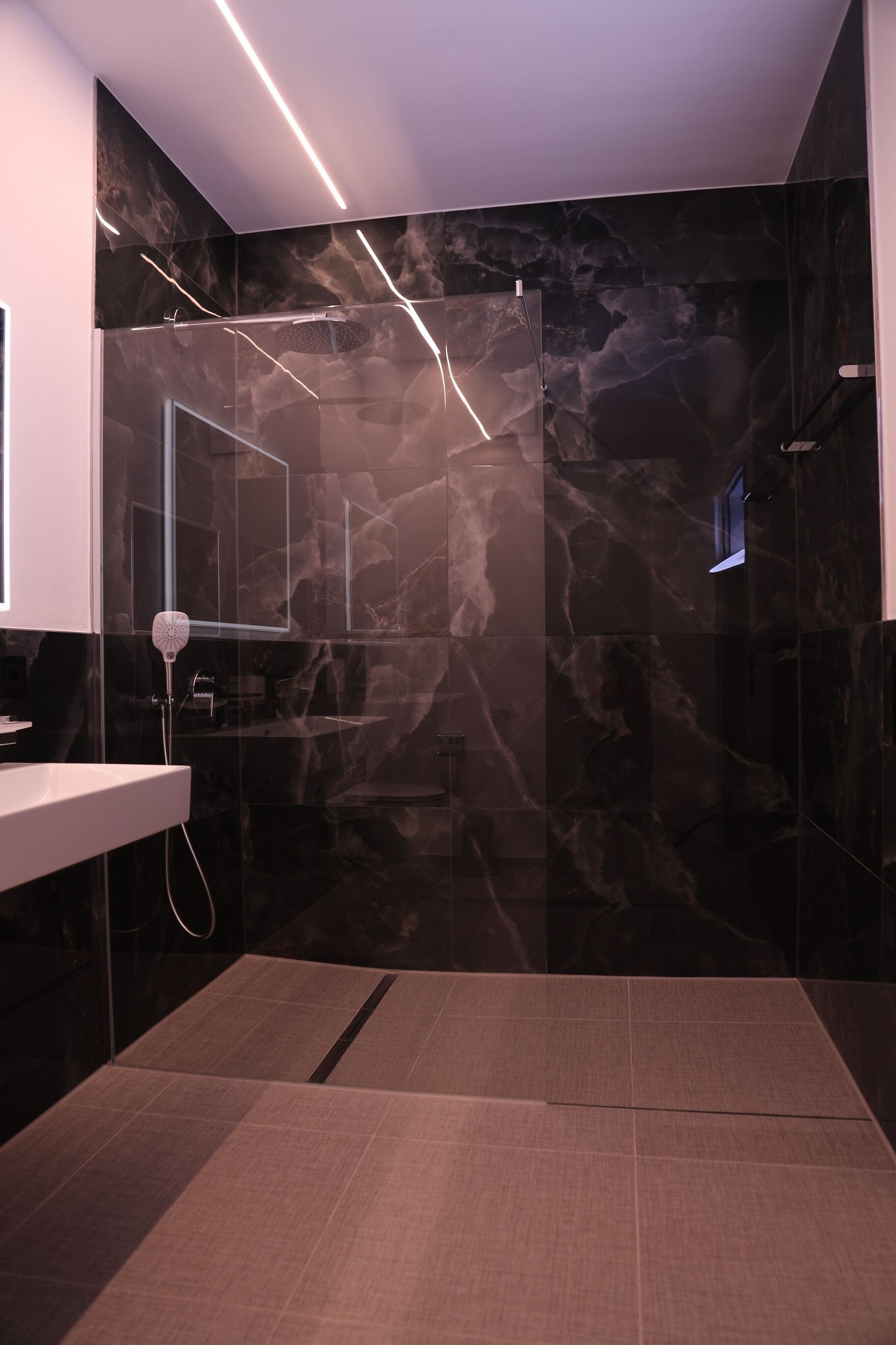 Douche, séchoir à cheveux, serviettes fournies