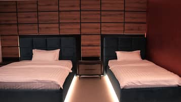 Chambre triple supérieure | Bureau, accès au Wi-Fi (inclus), literie fournie