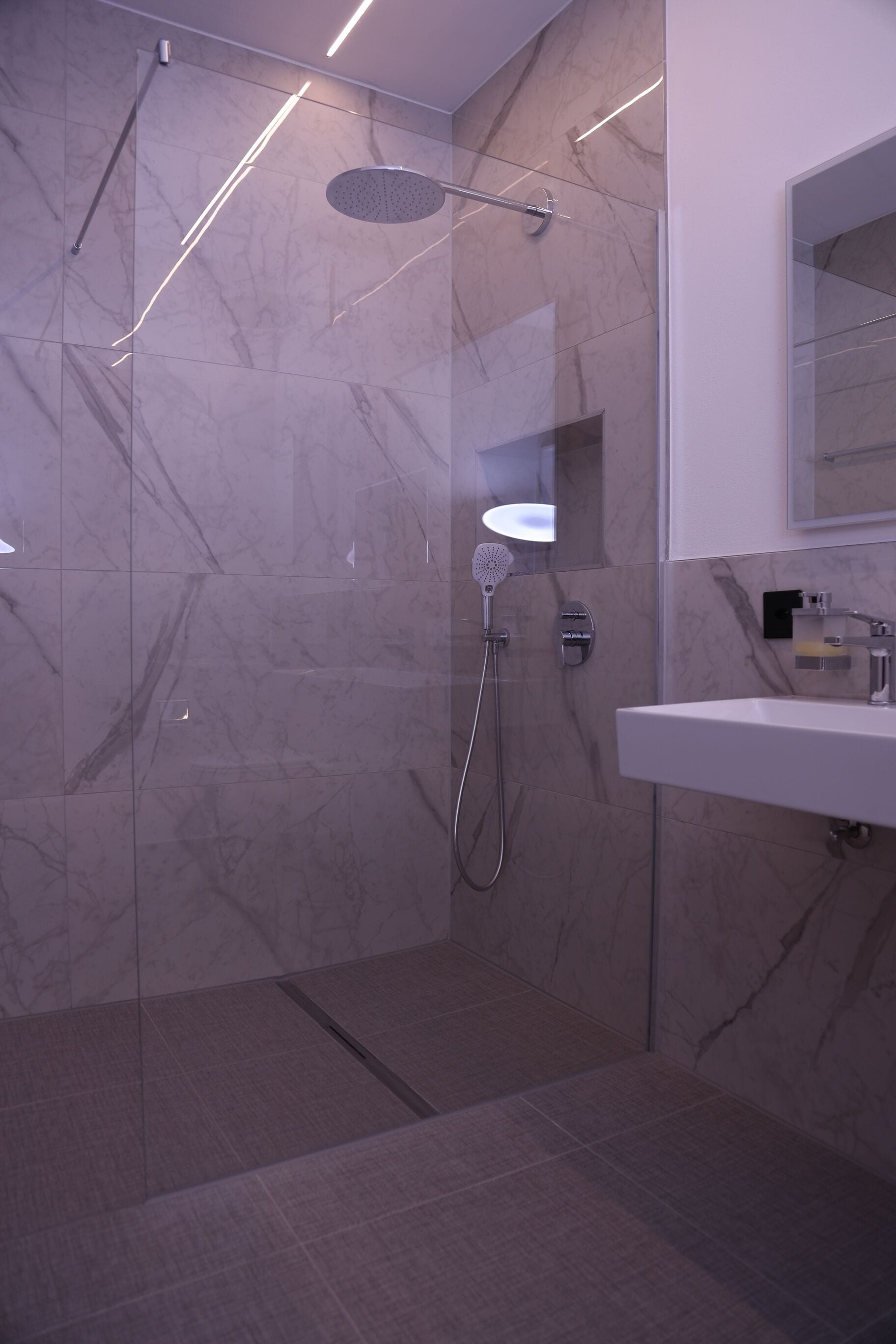 Douche, sèche-cheveux, serviettes fournies