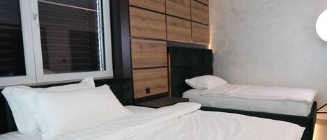 Chambre triple Confort | Bureau, accès au Wi-Fi (inclus), literie fournie
