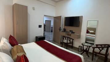 Deluxe Room | Desk, free WiFi
