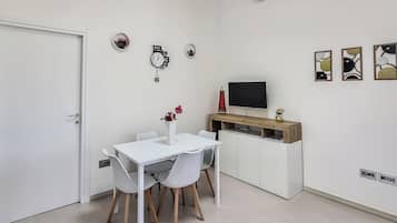Condo, balcón | Área de sala de estar