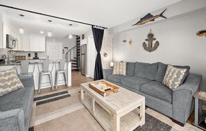 Living area - Great Location for Sunday Fireworks and Easy Walk to the Beach! Has a Pool! (Ocean City)