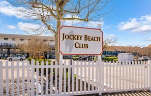 Property grounds - Great Location for Sunday Fireworks and Easy Walk to the Beach! Has a Pool! (Ocean City)