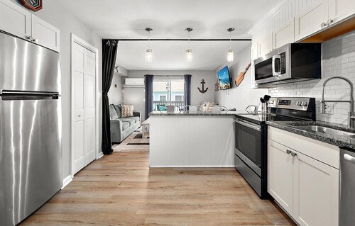 Great Location for Sunday Fireworks and Easy Walk to the Beach! Has a Pool!
