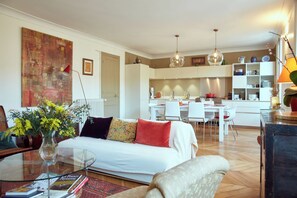 Living area - Marvelous 2-bedroom apartment in Paris perfect for your getaway (Paris)