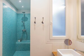 Serviettes fournies, savon, papier toilette