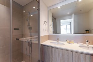 Căn hộ Exclusive, không hút thuốc, quang cảnh công viên | Phòng tắm | Vòi sen/bồn tắm kết hợp, máy sấy tóc, dép đi trong nhà, khăn tắm 