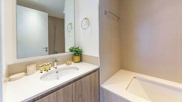 Exclusive-Apartment, Nichtraucher, Parkblick | Badezimmer | Duschwanne, Haartrockner, Hausschuhe, Handtücher