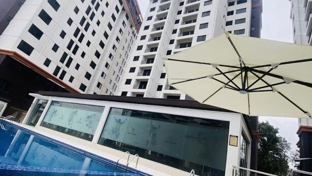 Un edificio moderno con piscina, ampie finestre e un design architettonico originale.